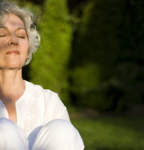 junggebliebene Frau genießt die abendliche Sonne